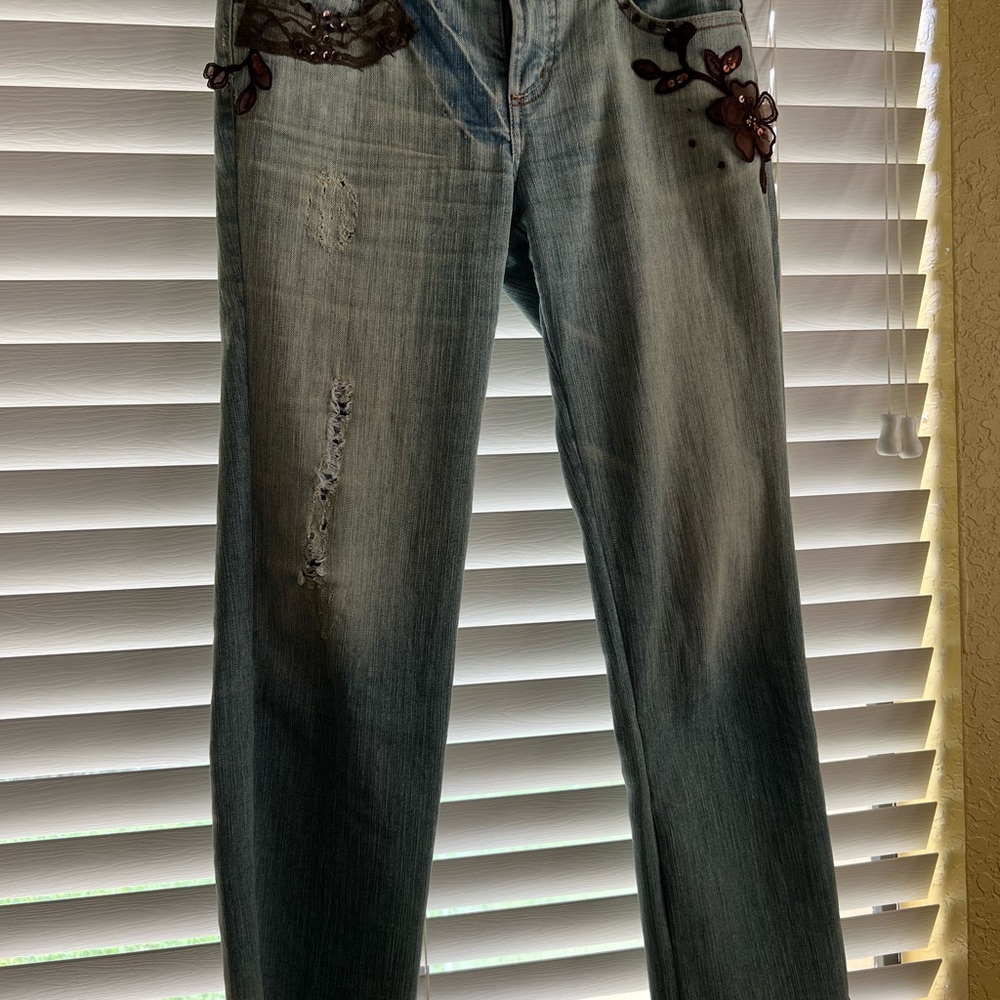 Women jean junior 3.Distressed.Good condition.Lace and sequins in front pockets